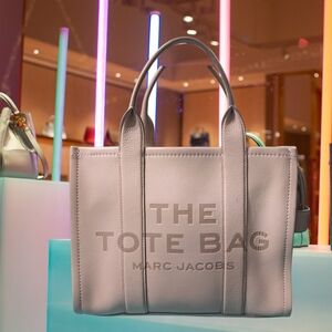 🚨SOLD🚨 ✨Marc Jacobs "Traveler" Tote Bag in Leather W/ Embossed Logo. Blush Pink